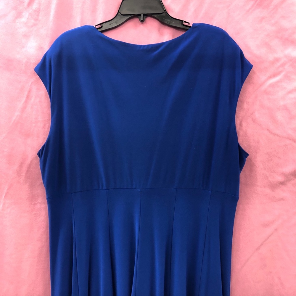 Lauren Ralph Lauren v-neck dress, size 22W. - Picture 3 of 3